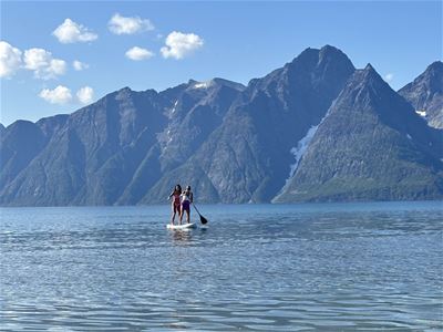 To personer på et SUP-brett