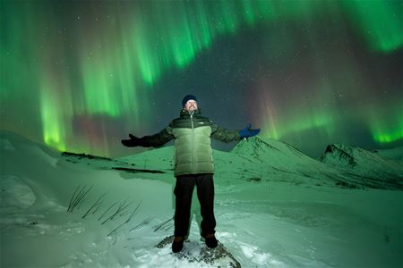 En gjest er omringet av nordlyset