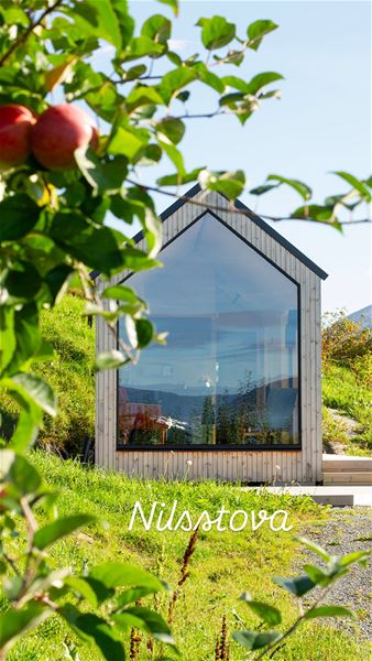 Den sjarmerande hytta Nilsstova ligg idyllisk til i frukthagen på Påldtun i Nordfjord.