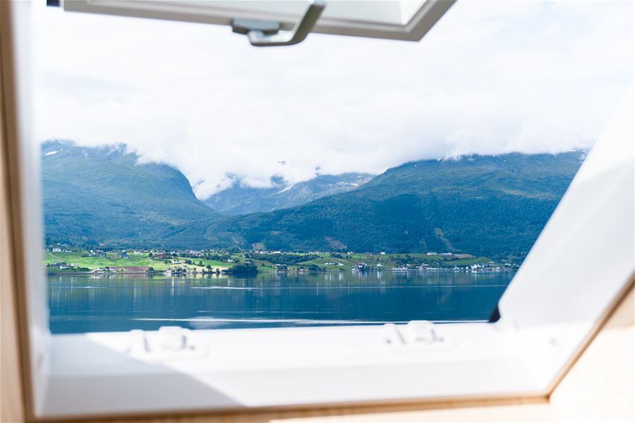 Flott utsikt frå Nilsstova over fjord og landskap i Nordfjord.