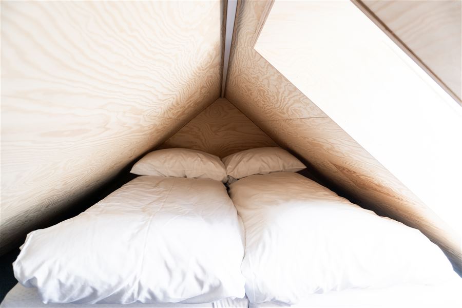 Lyst og komfortabelt soverom med dobbeltseng i Nilsstova.