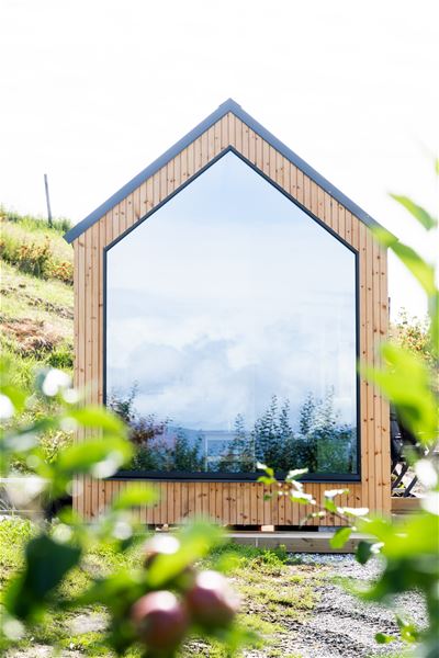 Nilsstova omgitt av vakker natur med fjord og fjell i Nordfjord.