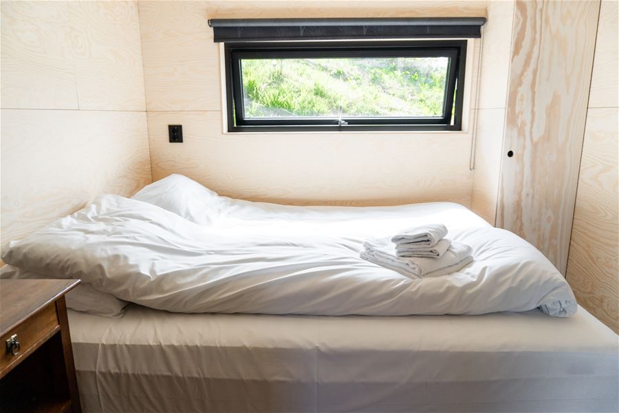 Lyst og komfortabelt soverom med dobbeltseng i Nilsstova.