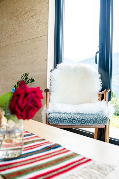 Sjarmerande interiør med varme detaljar i Nilsstova.