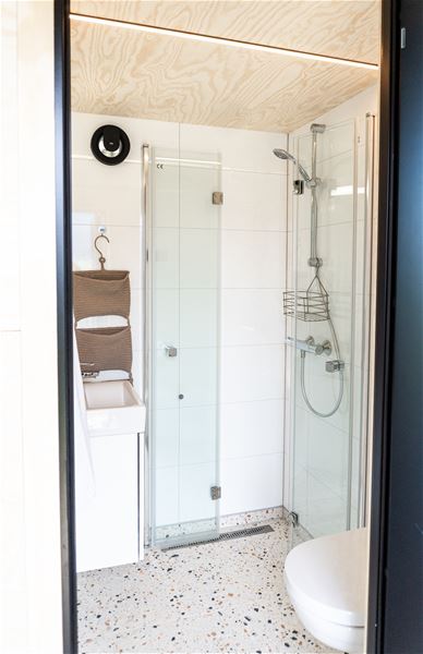 Praktisk og moderne dusjløysing i Nilsstova.