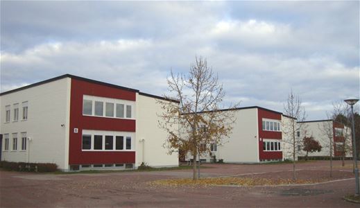 Exteriör på fler byggnader som tillhör gymnasiet.