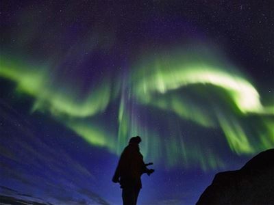 Person som ser på nordlys