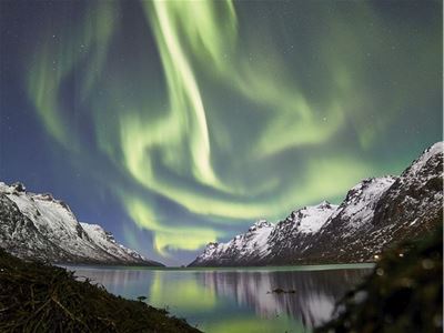 Nordlys over fjell og fjord