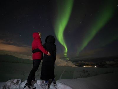 To gjester som ser på nordlyset