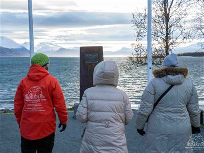 Guide og gjester foran minnesmerket Tirpitz