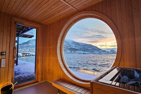 Saunaen fra innsiden og utsikten ut av vinduet