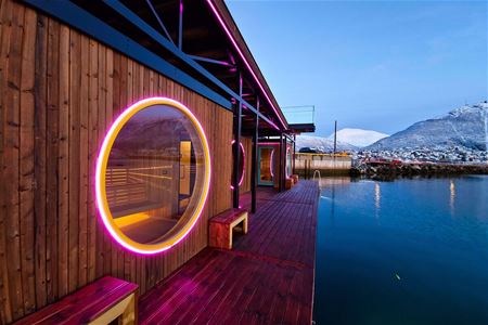 Saunaen fra utsiden med Tromsdalen i bakgrunnen