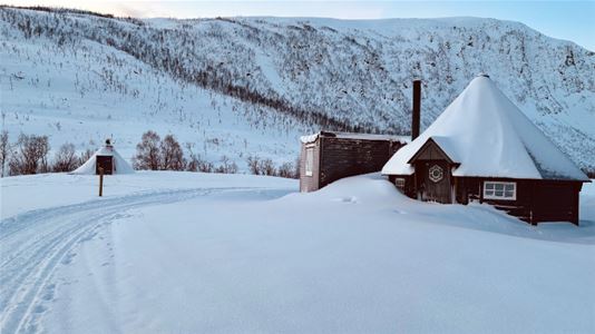 Noen bygninger dekket av snø i et vinterlandskap