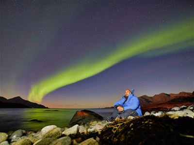 Person ser på nordlyset