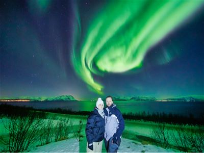 Et par poserer under nordlyset