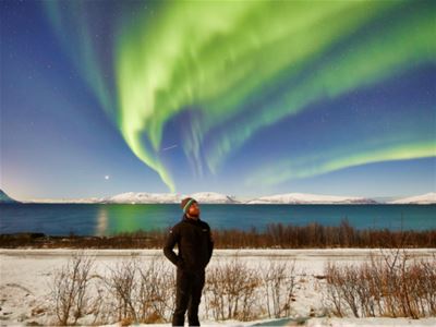 Gjest ser opp på nordlyset