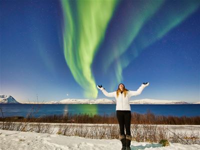 Ser opp på det dansende nordlyset