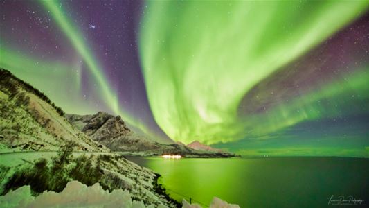 Nordlys over fjord og fjell