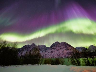 Nordlys over snødekte fjell