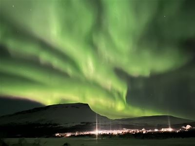 Nordlys brøler over fjellene