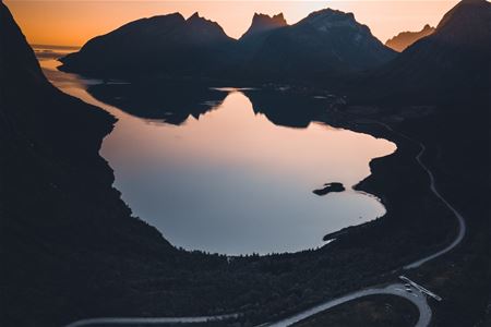 Utsikt over fjorden med fjell på begge sider