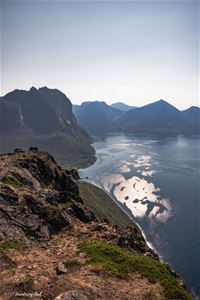 Utsikt over fjord og fjell om sommeren
