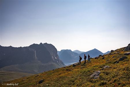 Tre gjester på vandretur med fjell i bakgrunnen