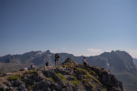 Bilde av gjester på en fjelltopp om sommeren