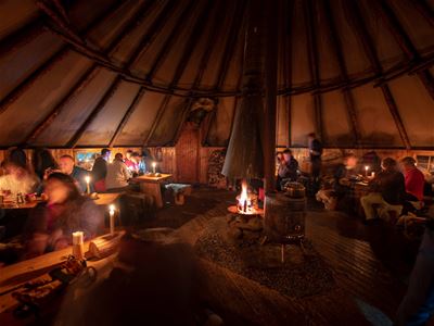 Inne i lavvoen, et sted å slappe av og spise tradisjonell norsk mat
