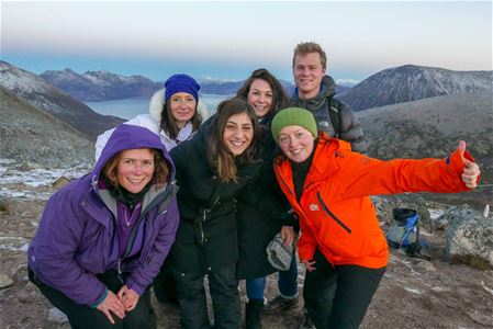 Gruppe med gjester og en guide