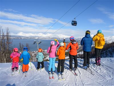 Store og små personer i alpinparken
