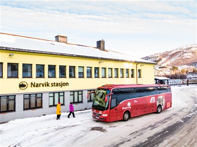Arctic Route bussen utfor Narvik Togstasjon