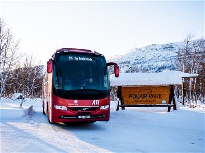 Arctic Route bussen ved Polar Park skiltet