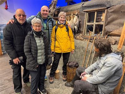 En gruppe gjester som ser på en utstilling på et museum