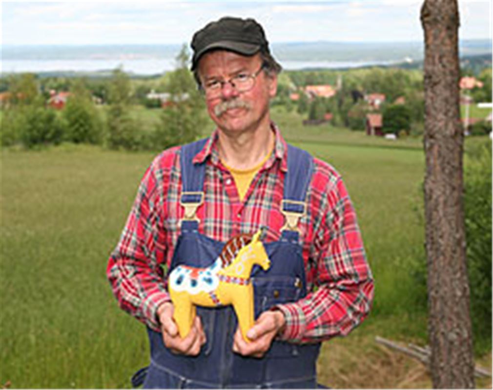 Bosse with a horse in wood.