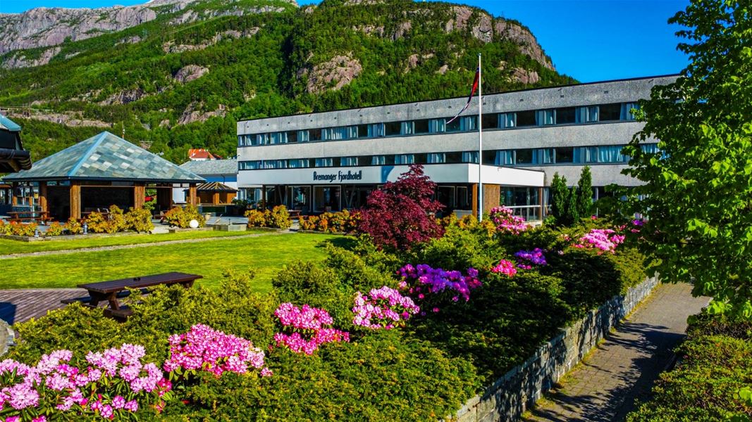 Utsyn mot Bremanger Fjordhotell i Svelgen og den vakre hotellhagen