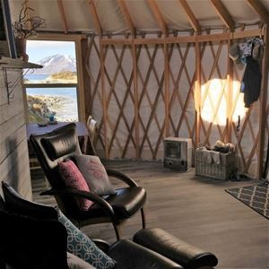 Inne i en liten hytte