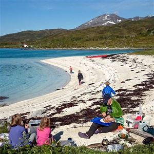 Familie på en fin sandstrand