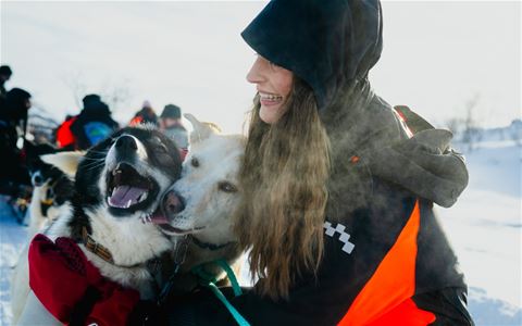 Gjest koser med huskiene