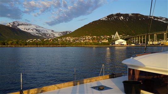 Utsikt over havet med himmelen i ulike farger
