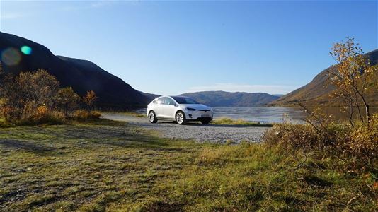En Tesla i det arktiske landskapet