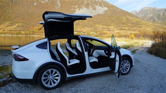 En Tesla med åpne dører