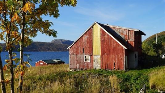 Utsikt over en bygning med havet i bakgrunnen
