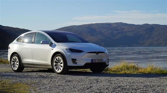 En Tesla i et arktisk landskap
