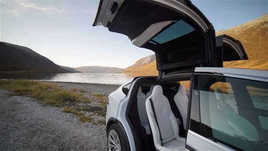 En Tesla med åpne dører