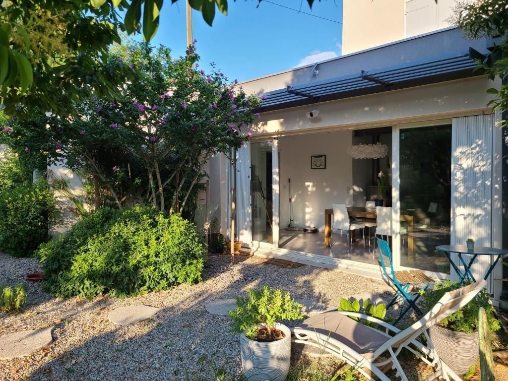 CHEZ NOUS DANS NOTRE PETIT JARDIN
