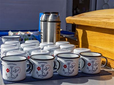 Enamel mugs with the Hermes II logo