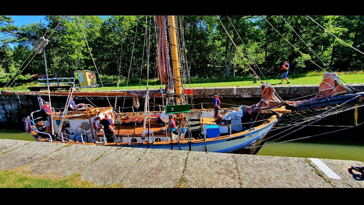 Följ med Oskar II på en längre kanaltur från Sjötorp mot Karlsborg