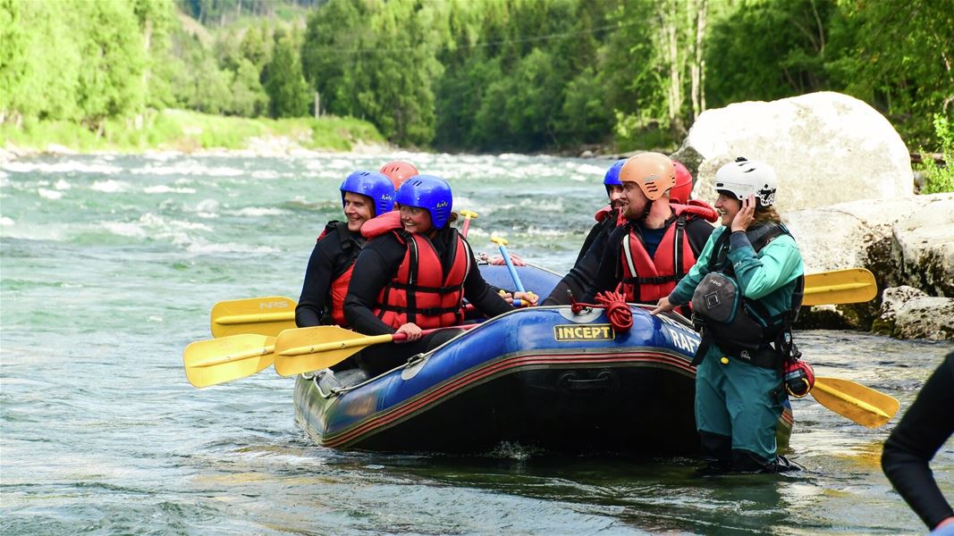 Raftinggruppe samlet ved elvebredden før turen.