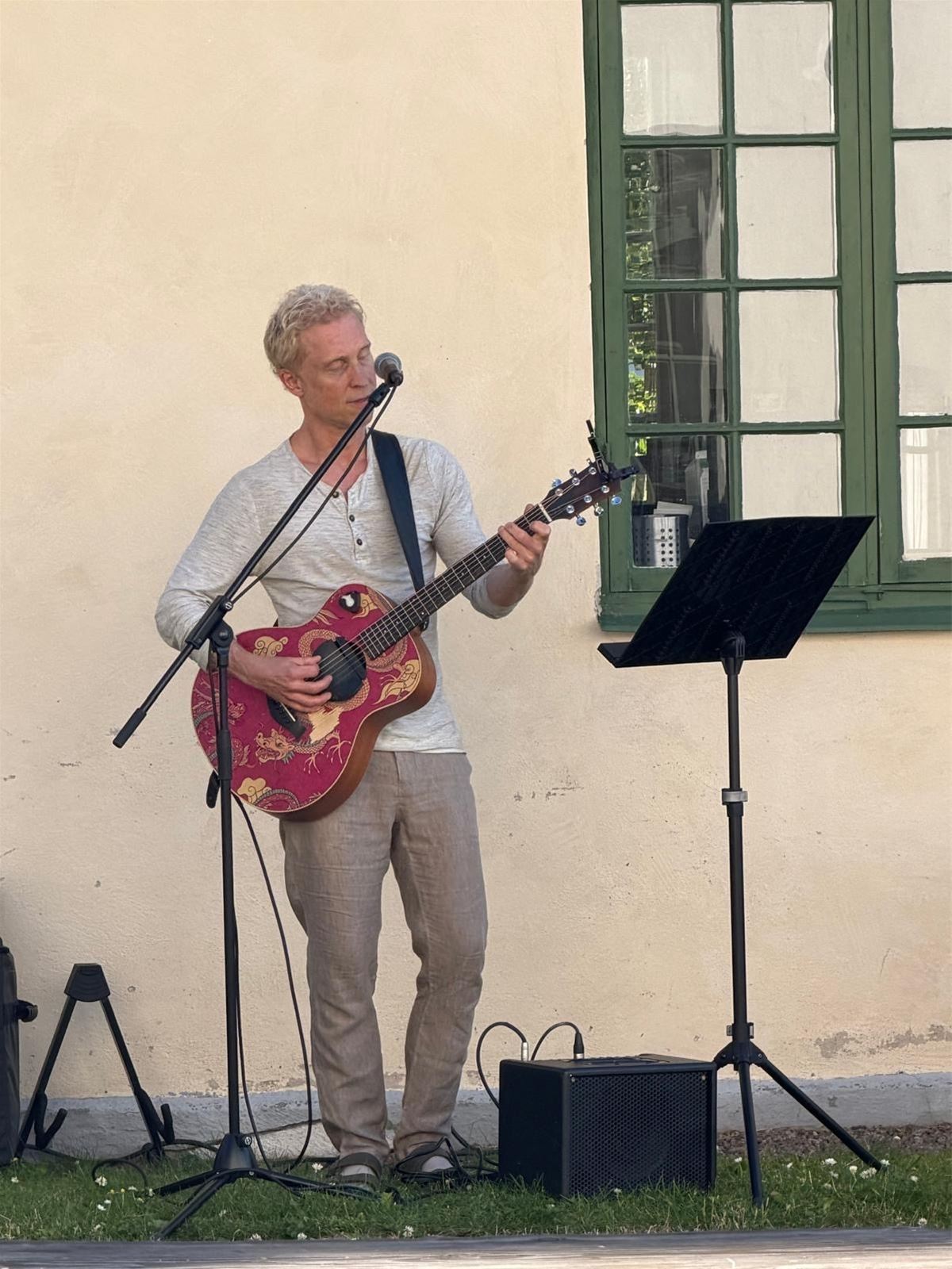 Trubadur Stoffe spelar i Borghamns restaurang & hamncafé image 1